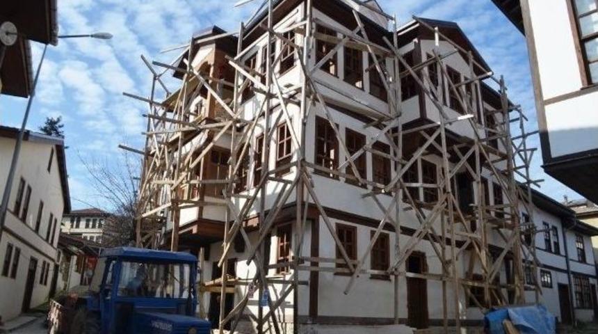 Fenerli Konak&rsquo;ın Dış Cephesi Bitmek &Uuml;zere