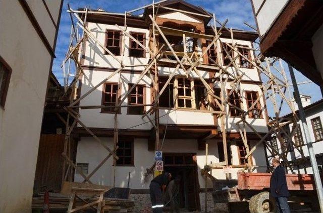 Fenerli Konak&rsquo;ın Dış Cephesi Bitmek &Uuml;zere 1