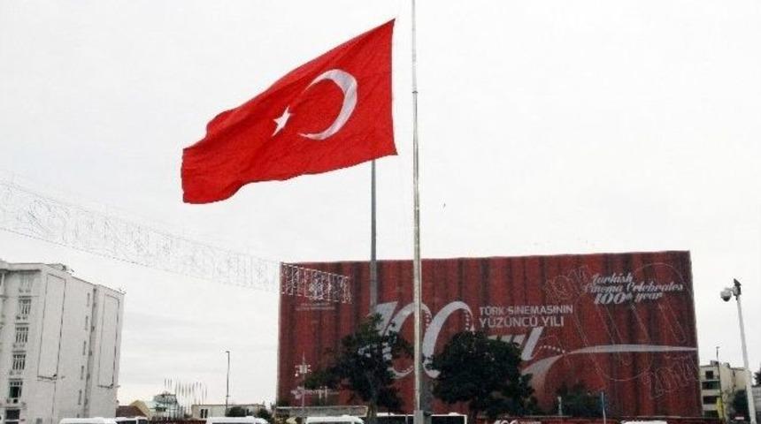 Pakistan İ&ccedil;in Bayraklar Yarıya İndirildi