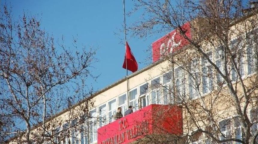 &ldquo;milli Yas İlan&rdquo; Edildi, T&uuml;rk Bayrakları Yarıya İndirildi