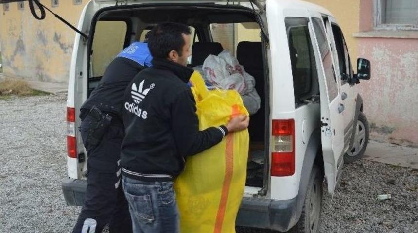 Erzincan İl Emniyet M&uuml;d&uuml;rl&uuml;ğ&uuml; Personellerinden Afganlı Vatandaşlara Giyecek Yardımı