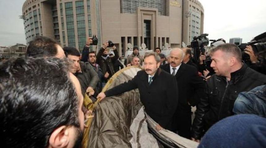 İdris Bal'dan Adliye &Ouml;n&uuml;ne 17 Siyah &Ccedil;elenk