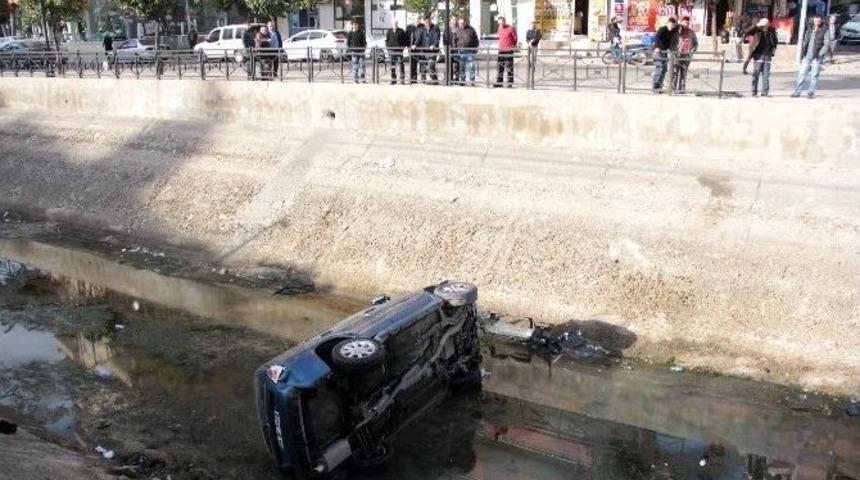 Otomobil Boş Sulama Kanalına U&ccedil;tu: 2 Yaralı