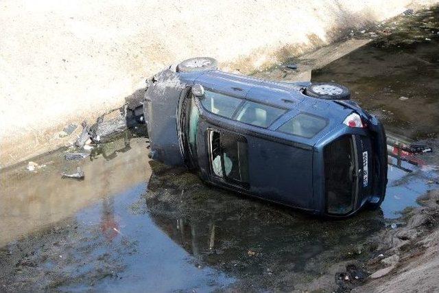 Otomobil Boş Sulama Kanalına Uçtu: 2 Yaralı