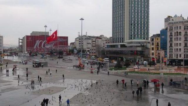 Yas Nedeniyle Taksim'deki Dev Türk Bayrağı Da Yarıya İndirildi