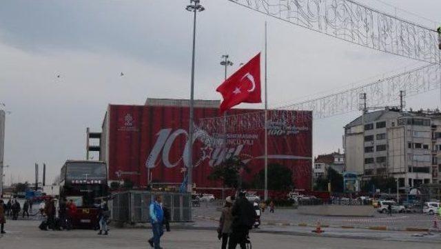 Yas Nedeniyle Taksim'deki Dev Türk Bayrağı Da Yarıya İndirildi