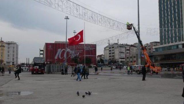 Yas Nedeniyle Taksim'deki Dev Türk Bayrağı Da Yarıya İndirildi