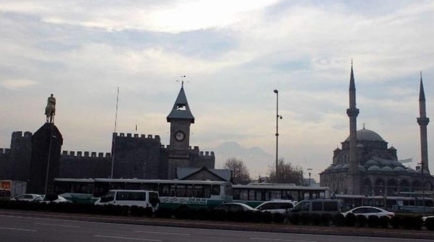 Kayseri&rsquo;de Bayraklar Yarıya İndirildi