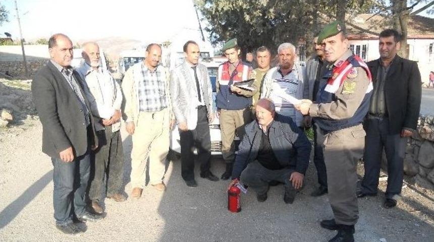 Jandarma Hem &Ouml;ğrencileri Eğitiyor, Hem S&uuml;r&uuml;c&uuml;leri Uyarıyor