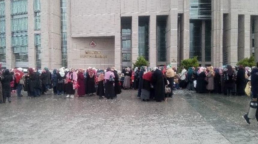 Adliyede Toplanan Gruptan G&ouml;zaltına Alınanlara Destek