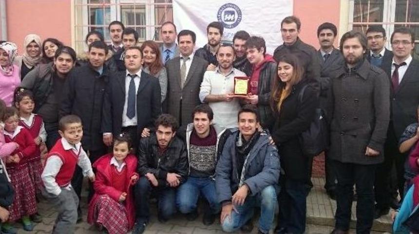 &Uuml;niversite &Ouml;ğrencilerinden K&ouml;y Okuluna Destek