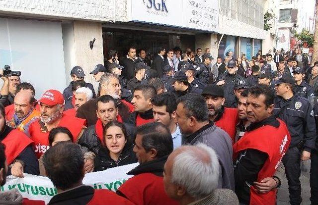 &Ouml;nce Eylem Yaptılar, Sonra G&ouml;n&uuml;ll&uuml; G&ouml;zaltına Alındılar 1