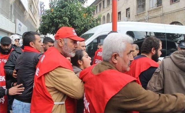 &Ouml;nce Eylem Yaptılar, Sonra G&ouml;n&uuml;ll&uuml; G&ouml;zaltına Alındılar 3