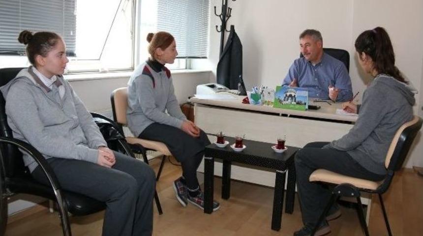 &Ouml;ğrenciler Başkan Yaralı İle R&ouml;portaj Yaptı