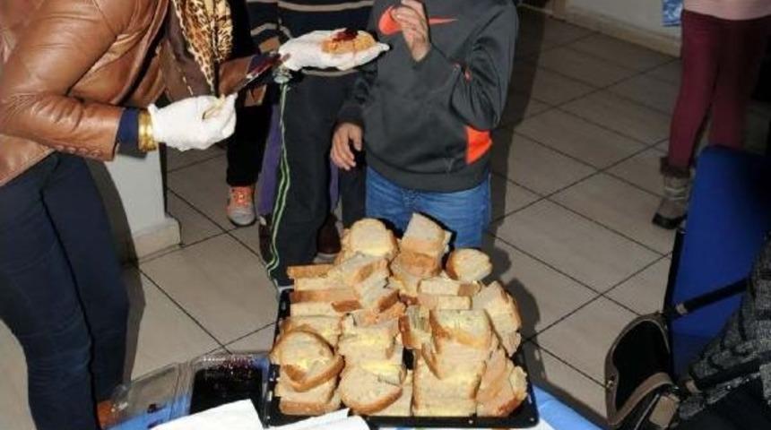 &Ouml;ğrencilere Tereyağlı Ekmek Ve Yayık Ayranı