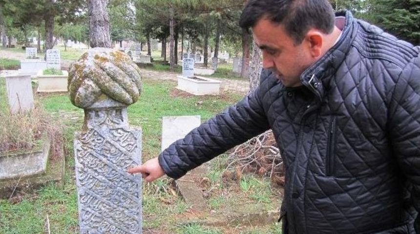 Osmanlı T&uuml;rk&ccedil;esi İle Yazılı Mezar Taşları İlgi &Ccedil;ekiyor