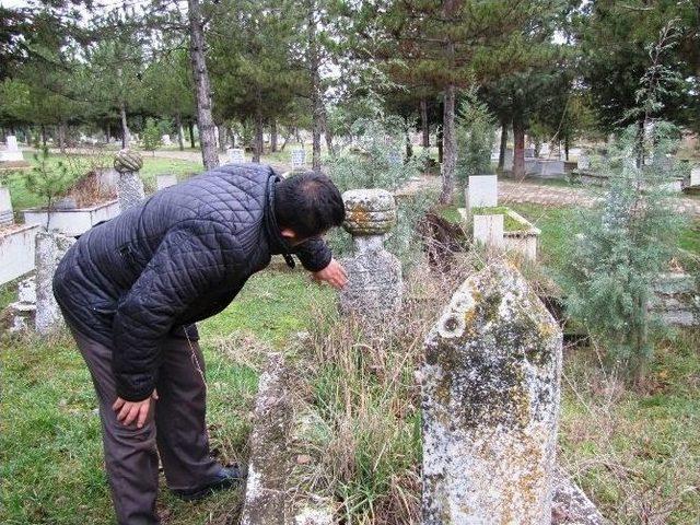 Osmanlı Türkçesi İle Yazılı Mezar Taşları İlgi Çekiyor