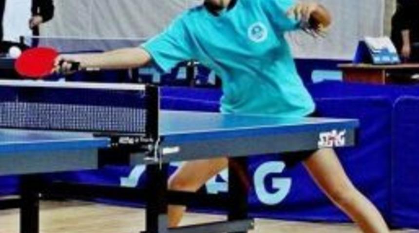 Masa Tenisi Sporcusu Bet&uuml;l T&ouml;z, Zirveyi Bırakmıyor