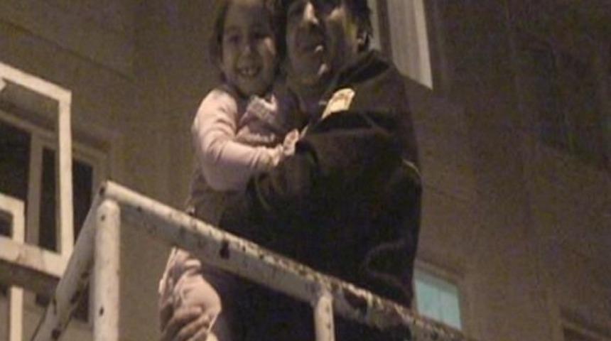 Evde Mahsur Kalan Minik Burcu'yu İtfaiye Kurtardı