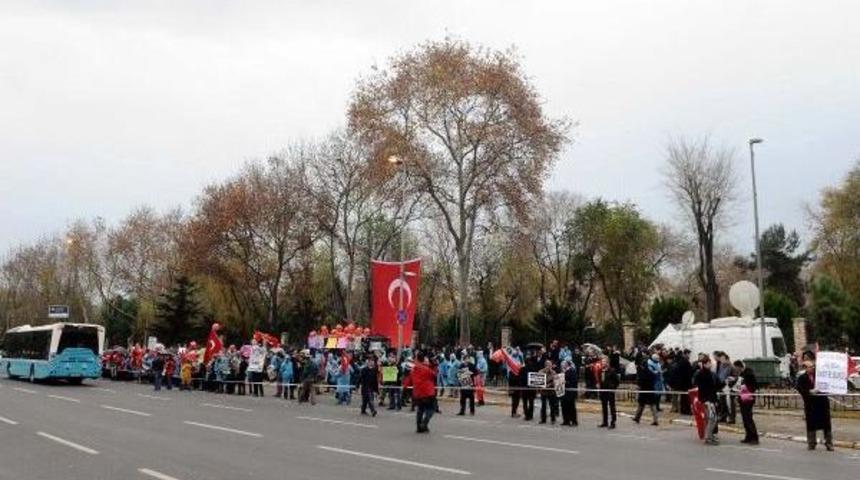 Emniyetin Karşısında Bekleyiş S&uuml;r&uuml;yor