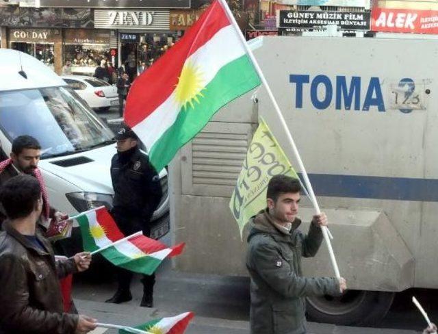 Diyarbakır'da Kürdistan Bayrağı Dağıttılar
