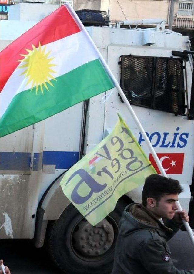 Diyarbakır'da Kürdistan Bayrağı Dağıttılar