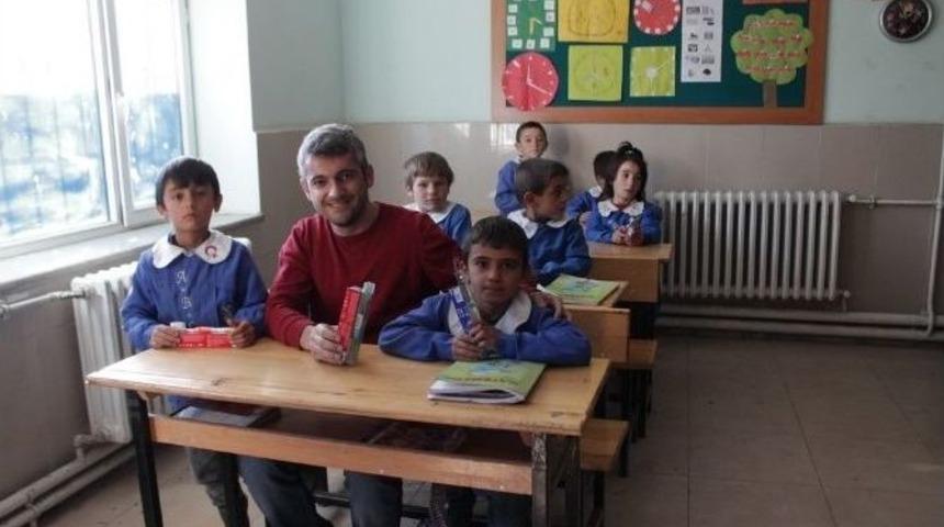 &Uuml;niversite &Ouml;ğrencilerinden Topluma Hizmet Uygulamaları