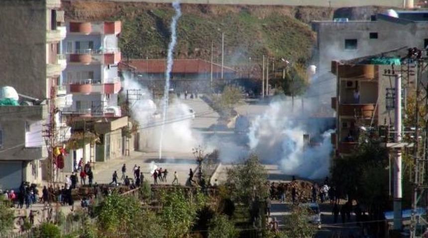 Cizre'de G&ouml;stericiler Bir Polisi Yaraladı