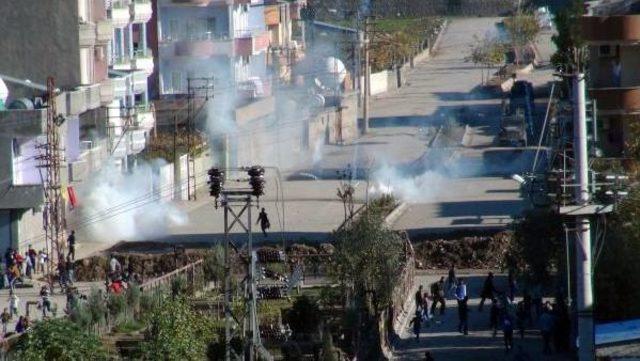 Cizre'de Göstericiler Bir Polisi Yaraladı