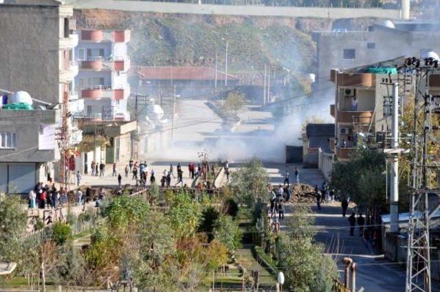 Cizre'de Göstericiler Bir Polisi Yaraladı