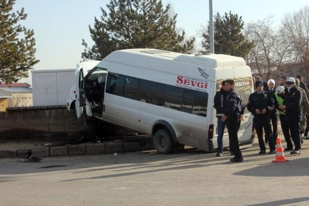 İlkokul &Ouml;ğrencilerini Taşıyan Minib&uuml;s Kaza Yaptı