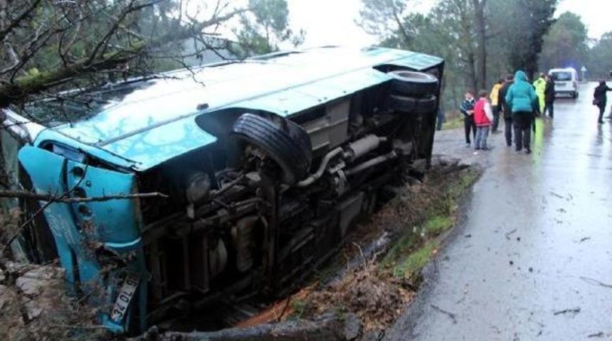 Devrilen Halk Otob&uuml;s&uuml; Eve 1 Metre Kala Durabildi
