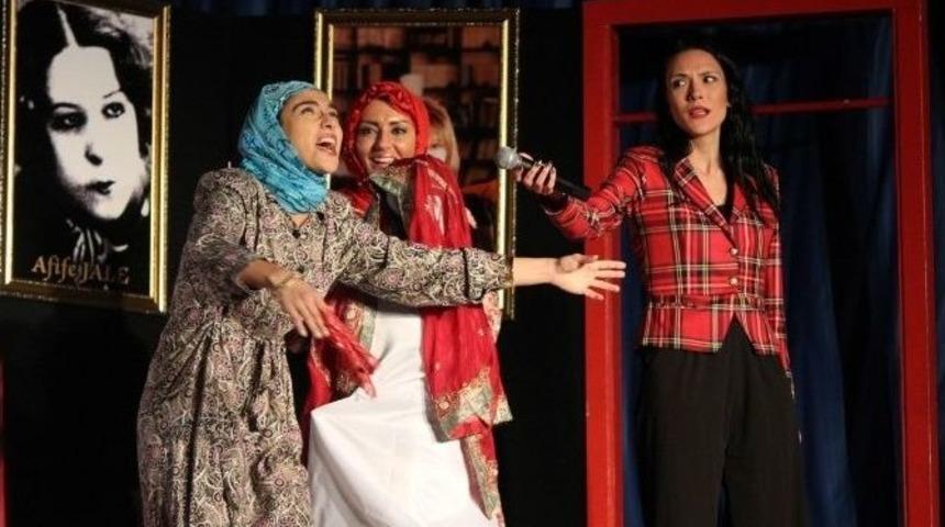 &rsquo;kadınlar Hep G&uuml;lmeli&rsquo; İlgiyle İzlendi