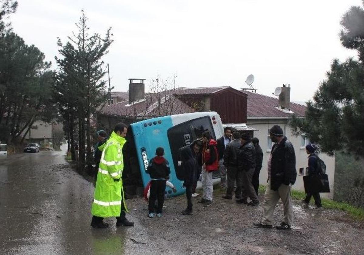 Freni Patlayan Halk Otob&uuml;s&uuml; Devrildi