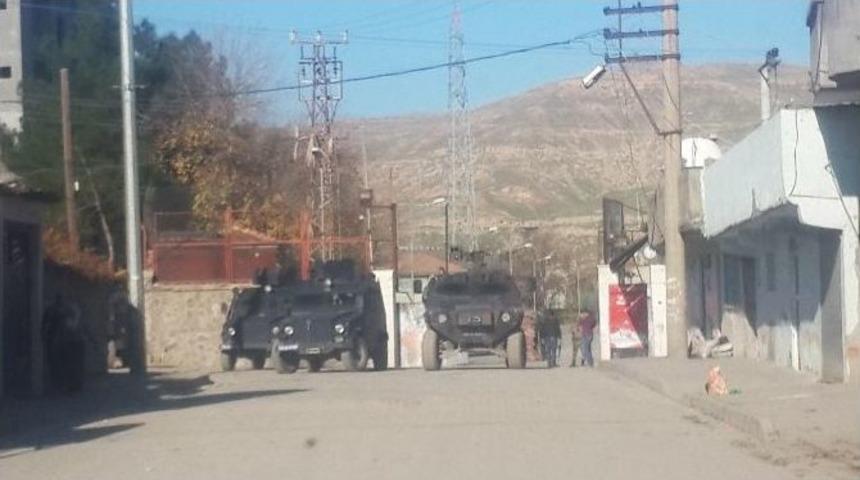 Cizre&rsquo;de Mobese Kamerasını Onarmaya Giden Polis Ekibine Saldırı: 2 Yaralı