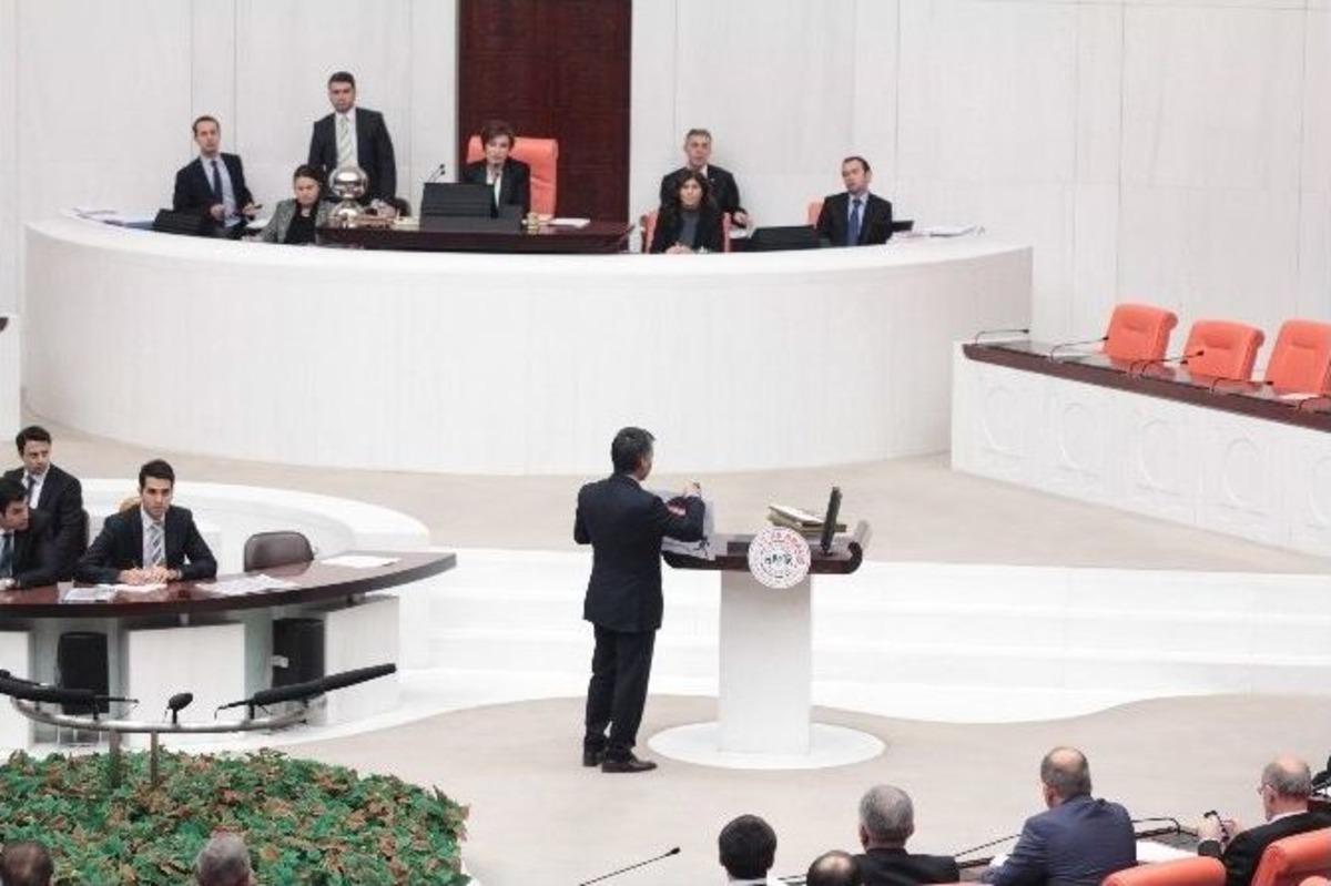 Meclis K&uuml;rs&uuml;s&uuml;nde Pankart Gerginliği