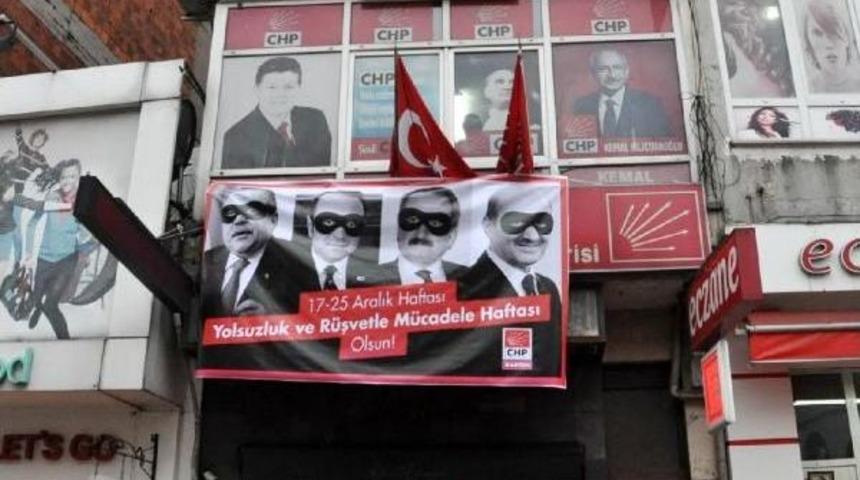 Chp Binasına Asılan '17 Aralık' Pankartını Polis Kaldırttı