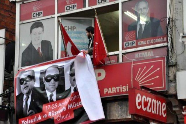 Chp Binasına Asılan '17 Aralık' Pankartını Polis Kaldırttı