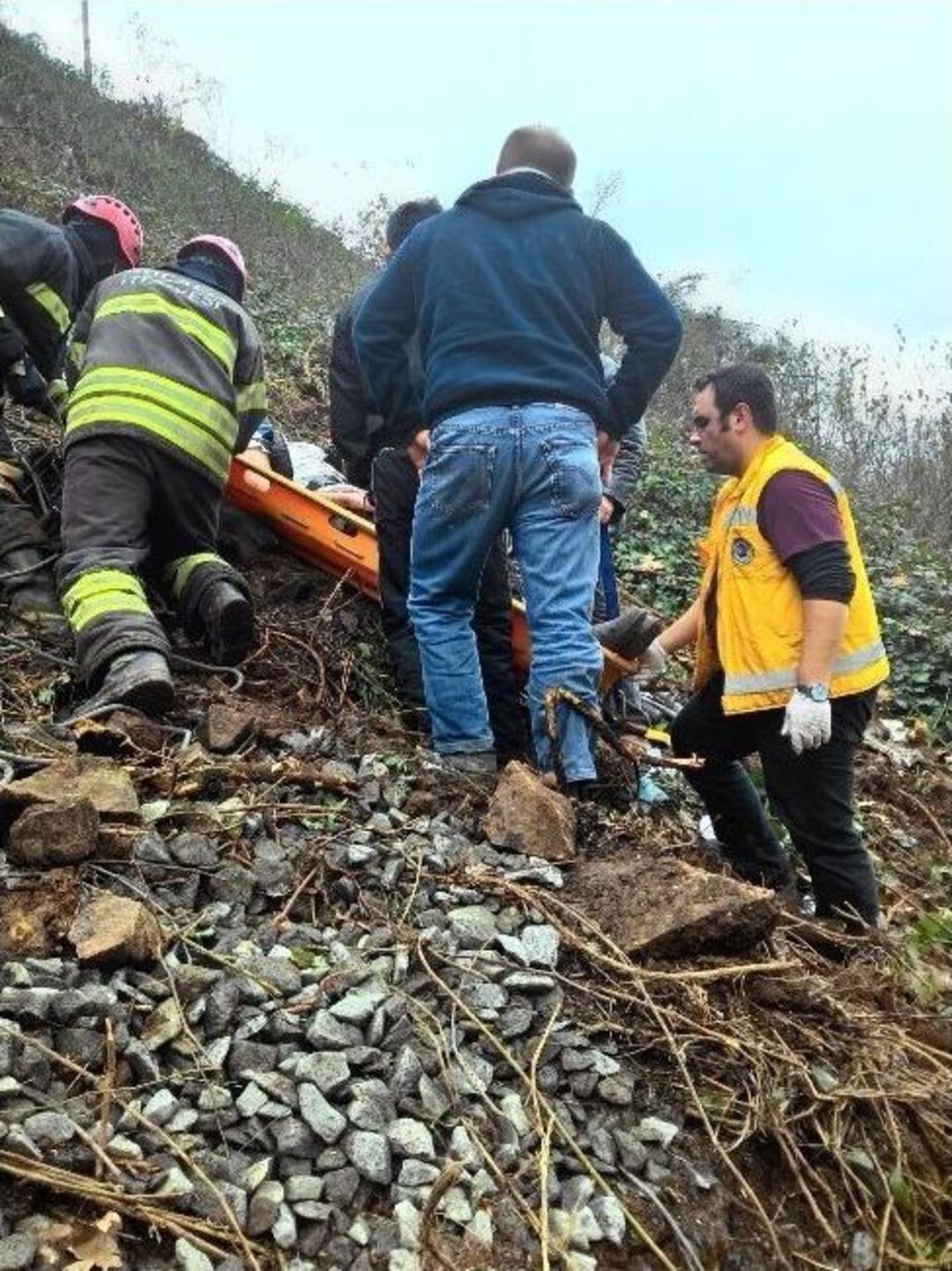 Hafriyat Kamyonu U&ccedil;uruma Yuvarlandı: 2 Yaralı