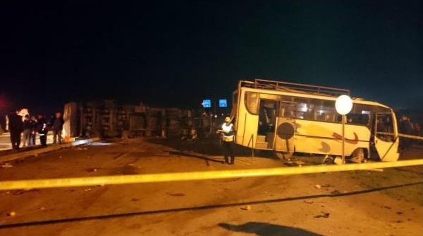 Tarım İş&ccedil;ilerini Taşıyan Otob&uuml;s İle Kamyon &Ccedil;arpıştı: 18 Yaralı