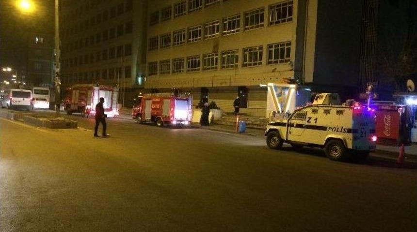 Diyarbakır&rsquo;da Ptt, Kaymakamlık Ve Polise Saldırı