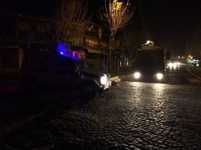 Diyarbakır’da Ptt, Kaymakamlık Ve Polise Saldırı