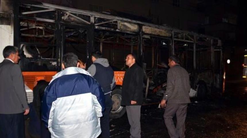 Y&uuml;z&uuml; Maskeli Grup Belediye Otob&uuml;s&uuml;n&uuml; Ateşe Verdi