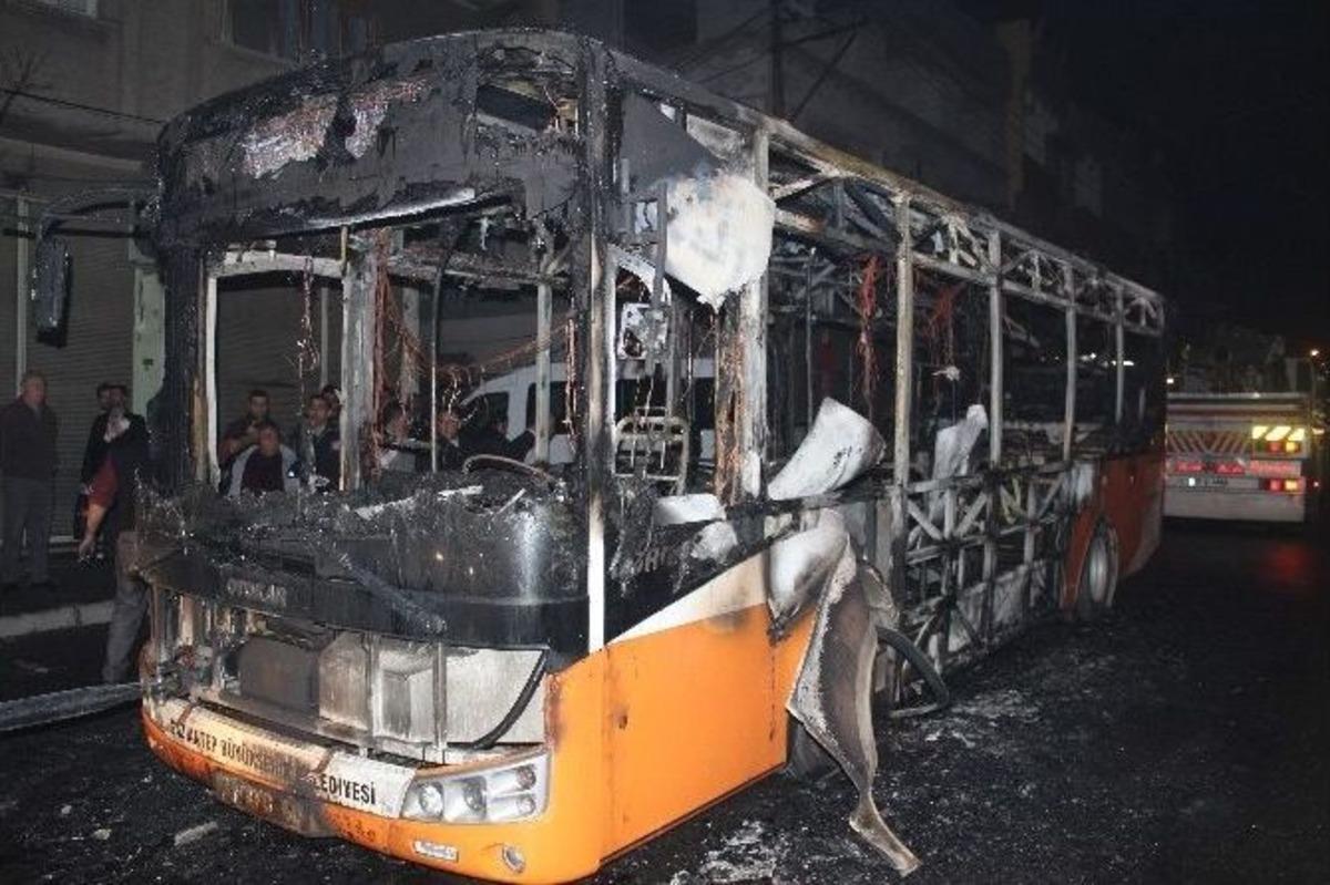 Belediye Otob&uuml;s&uuml;ne Molotof Atıp Yaktılar