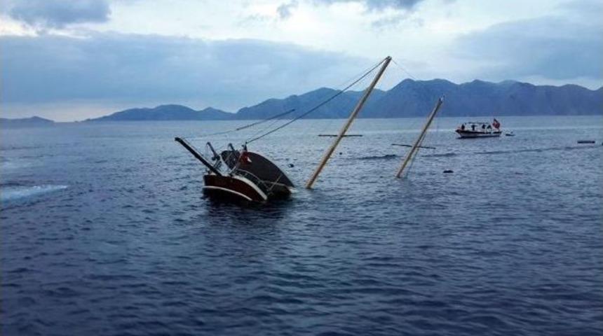 (&ouml;zel Haber) G&ouml;vdesi Delinen Ahşap Yat Sulara G&ouml;m&uuml;ld&uuml;