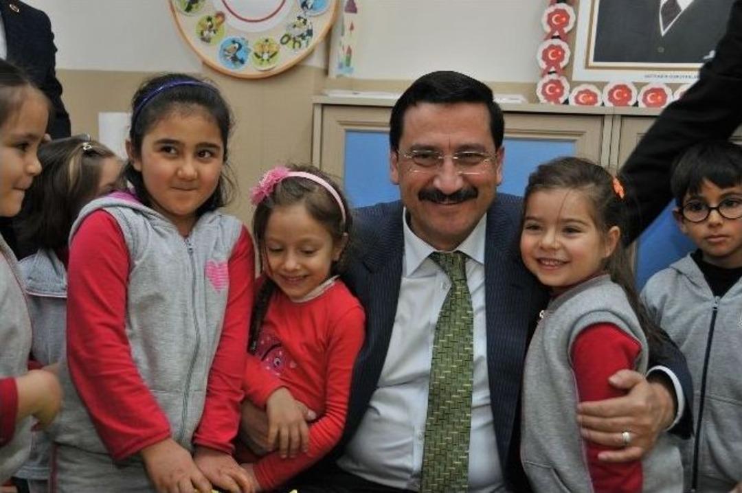 Minik &Ouml;ğrencilere Verdiği Fotoğraf S&ouml;z&uuml;n&uuml; Tuttu