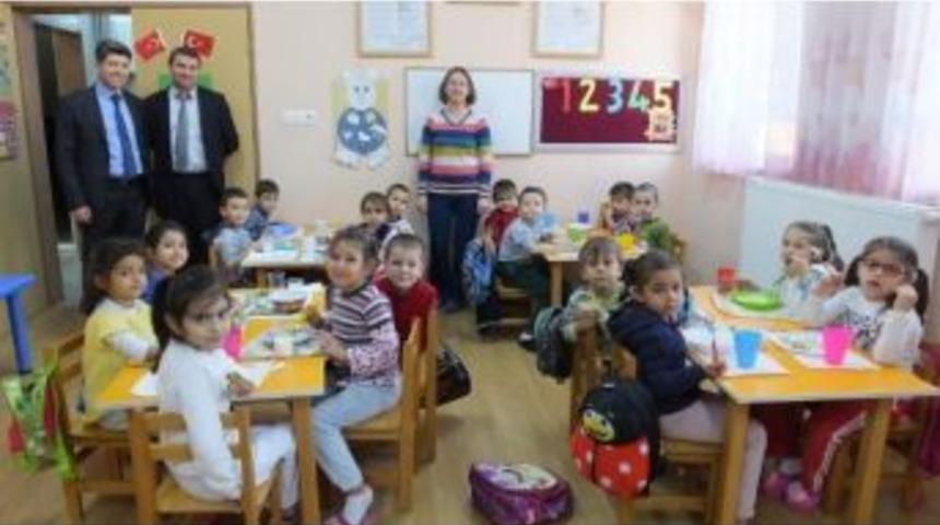 Burhaniye&rsquo; De Minik &Ouml;ğrenciler Yiyeceklerini Kendileri Hazırladı