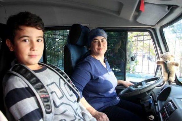 'şoför Mesude' 7 Yıldır Öğrenci Taşıyor