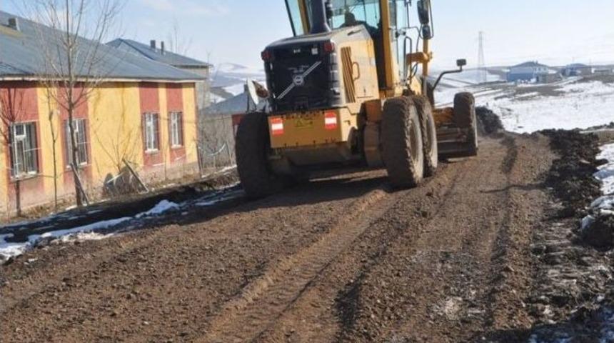 &Ouml;zalp Belediyesi&rsquo;nin Yol &Ccedil;alışmaları Devam Ediyor