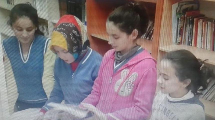 &Ouml;ğrencilerden Dağ Okuluna Kitap Desteği